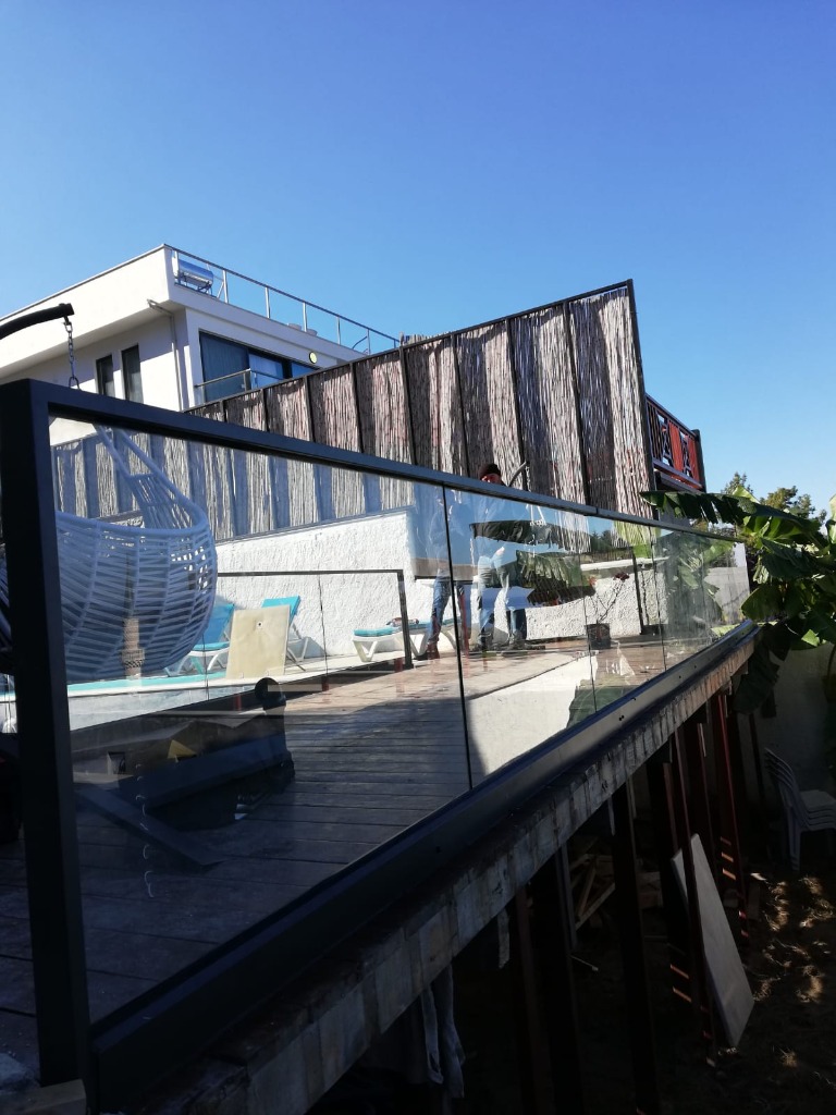 Alttan Sıkma Camlı Küpeşte